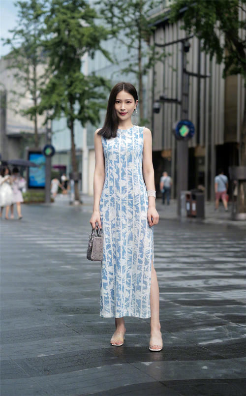 方头 入秋后凉鞋就收起来吧!今年流行的“方头靴”,时髦不说还显腿长