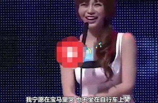 小伙上“非诚勿扰”遭灭灯,却被台下富婆看中:牵我包吃住20年