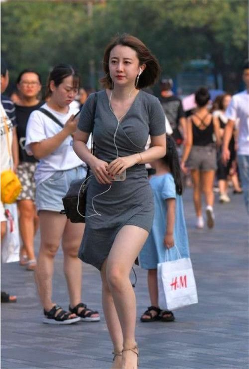  性感|路人街拍，性感可爱的小姐姐，时尚迷人魅力足十分显档次