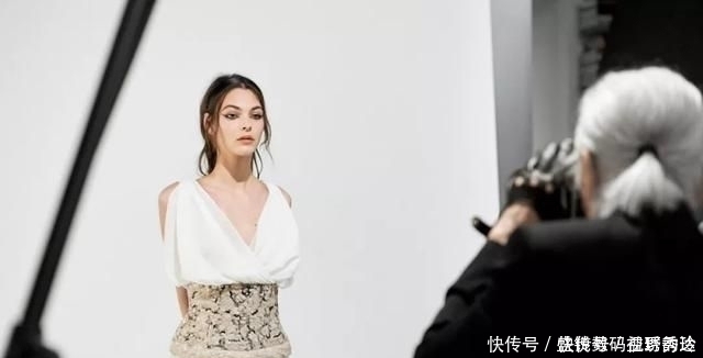 老佛爷独宠的“香奈儿女孩”,穿过10万美金高定,如今穿着一千元婚纱嫁了