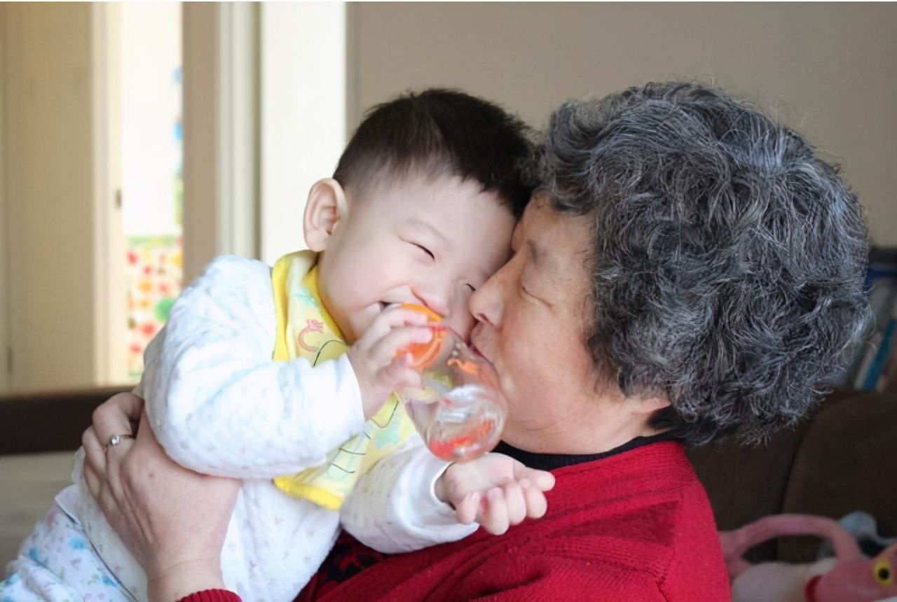 奶奶|“早干嘛了?”孩子上幼儿园后奶奶想带娃,听完宝妈的话不吭声了