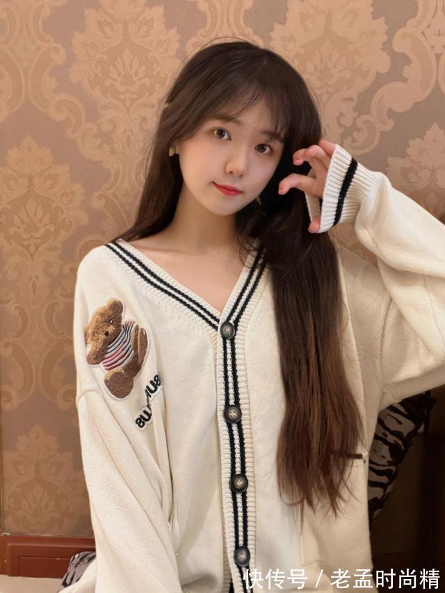 毛衣|穿针织衫毛衣的美女,清纯的样子真美,毛衣百搭又好看