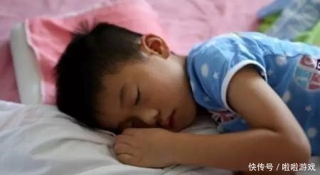 镜头|爸爸“左拥右抱”两个女儿入睡,镜头转到儿子时,妈妈瞬间急了