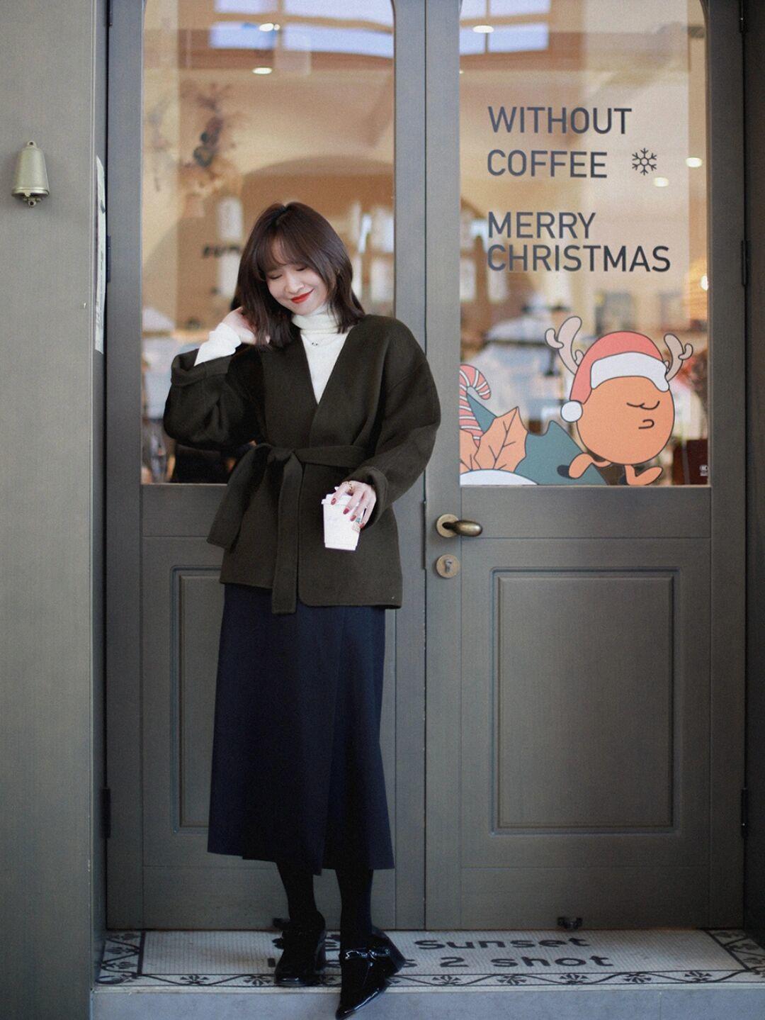 衬衫 一件简单的黑色大衣怎样穿出高级感?颜色搭配一定要选好,内搭绿色衬衫更时尚!