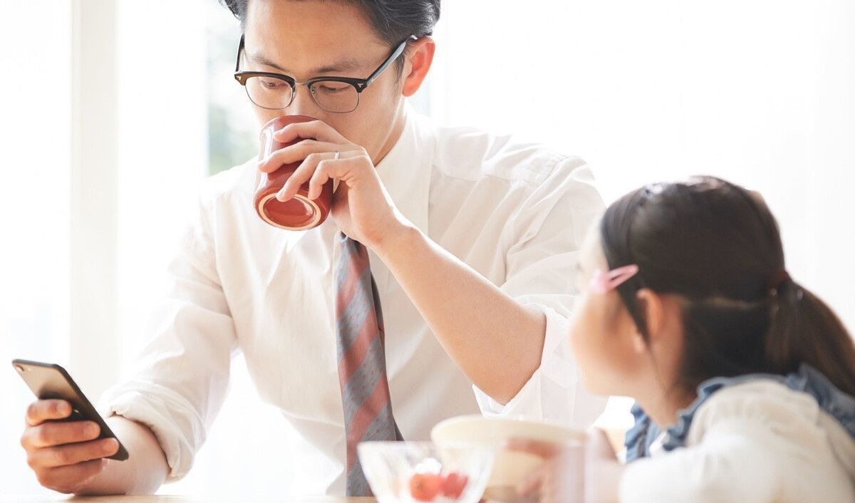 好奇心|不哭了,妈妈把手机还给你。到底该不该让孩子玩手机?答案来了