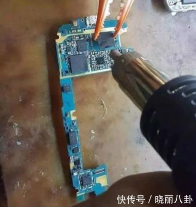 |幽默笑话:那个大哥,冒昧的问一下,咱俩是谁进错厕所了