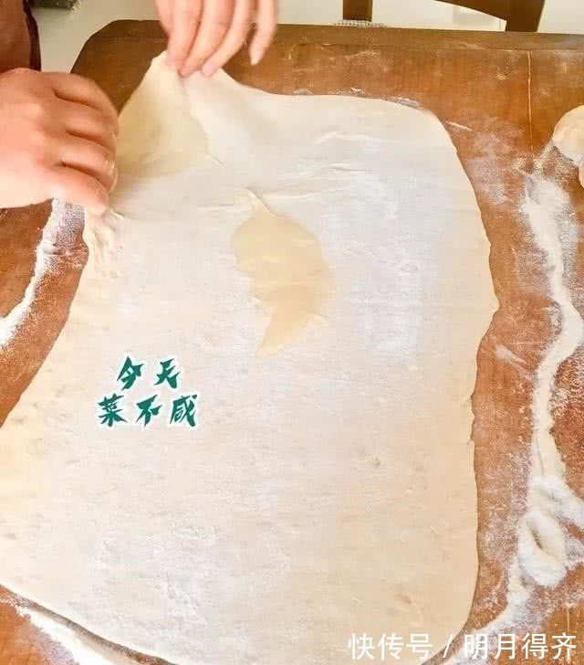 温水或凉水和面都不对,试试我烙饼的特殊方法,松软酥香,放一天都不会硬