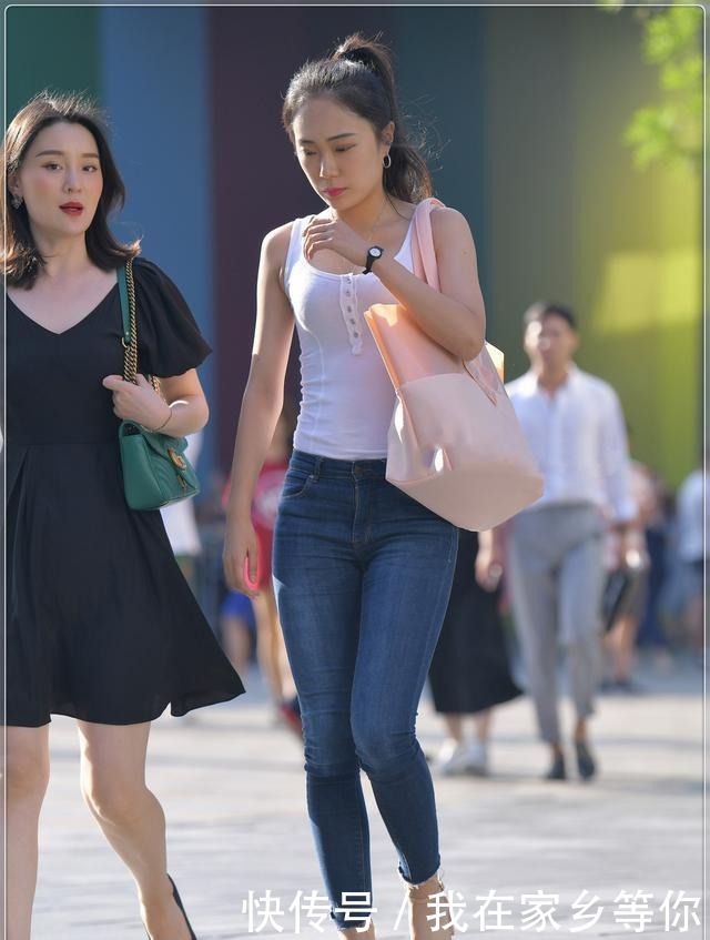 白色的吊带，牛仔裤，简单时尚，青春年少