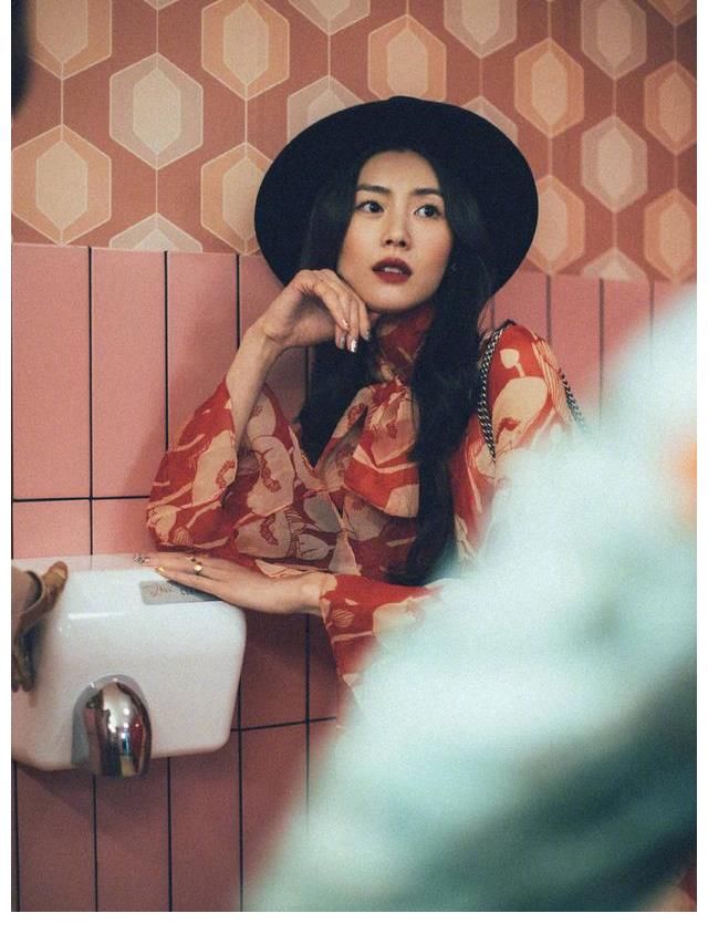 明艳动人|刘雯身穿红色印花裙明艳动人 戴宽檐帽复古迷人