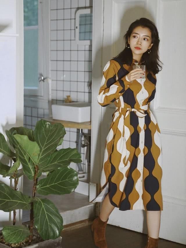 奔四的女人尽量少穿牛仔裙,看看三木这样穿多美,优雅大气上档次