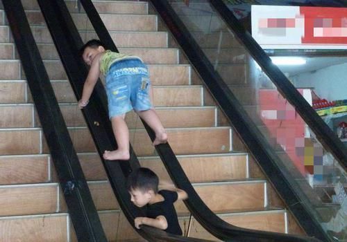 淡定|3岁女儿躺在地上不肯走,宝爸淡定处理获惊叹:上哪买来的孩子