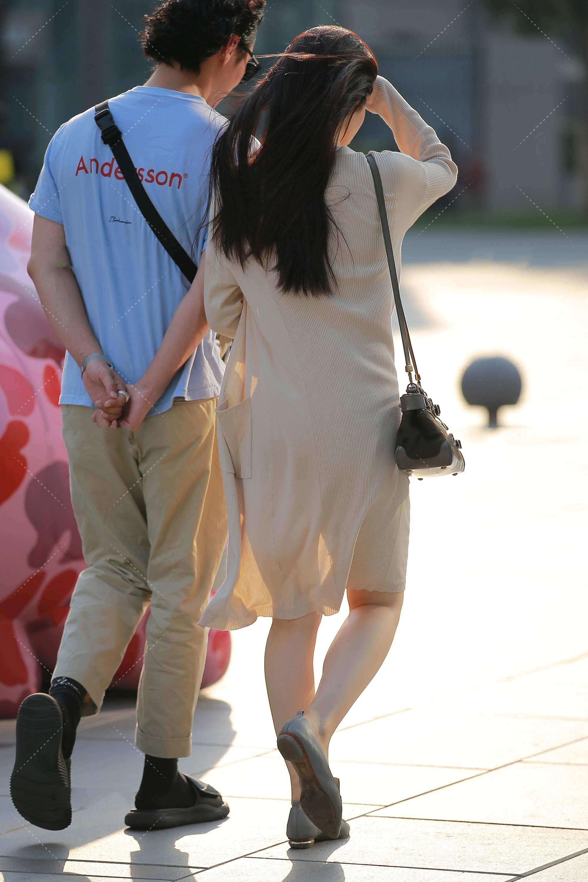 温柔的杏色针织裙, 优雅又成熟, 十分时髦