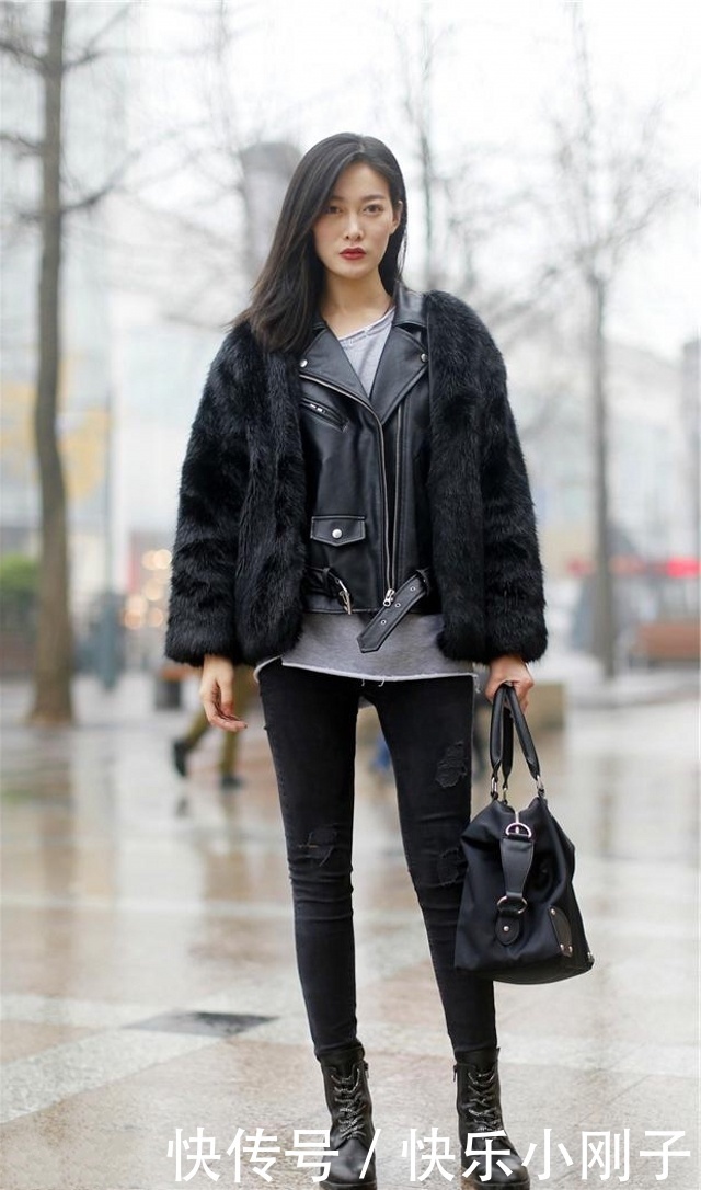 时尚穿搭,小姐姐穿深绿色的针织衫,展现出了曲线感