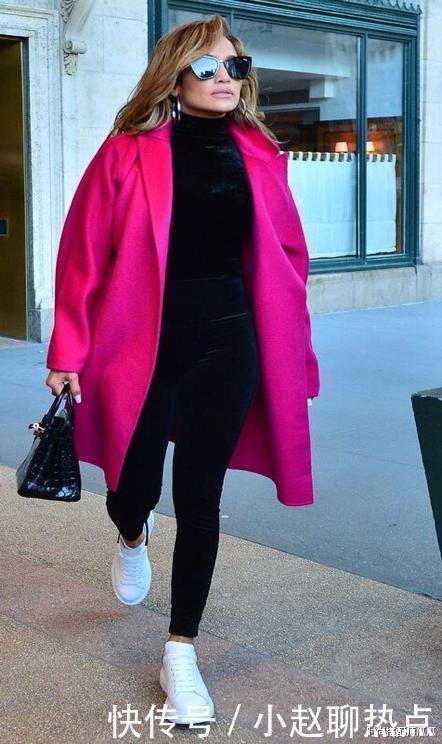 女人过了45岁，买大衣尽量避开这4种廉价色，俗气显老谁穿谁丑