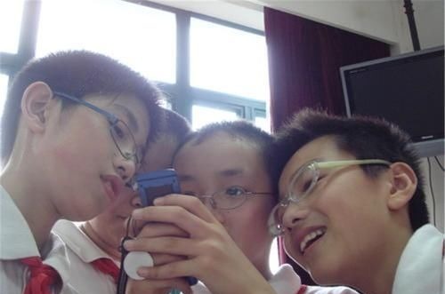 差距|“天天玩手机”的孩子,和“从不玩手机”的孩子,差距一眼能分辨