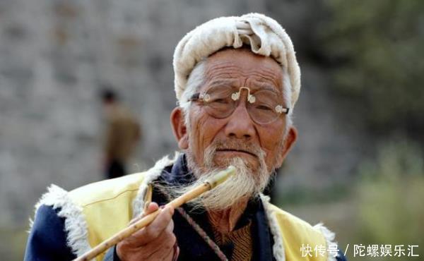 俗语“人怕仰头,狗怕背手”,是啥意思?不得不佩服老祖宗智慧!