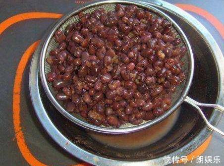 30年糕点师:煮红豆时,放点这“东西”,煮出又香又浓“红豆沙”