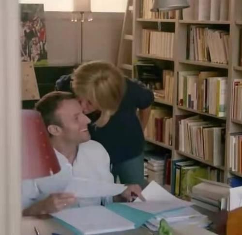 法国夫人太温柔！卫衣搭长裤简约风，亲小25岁老公额头像亲小孩