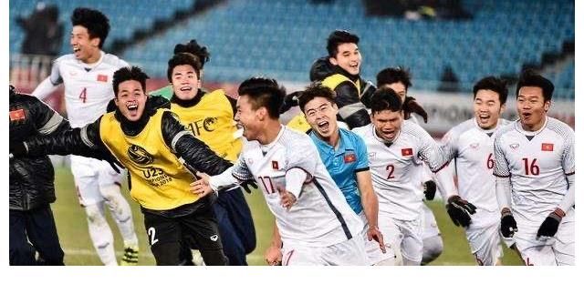 越南|从2-0到4-0！亚洲劲旅太强硬，拒绝助攻国足出线，狠狠打脸黑马