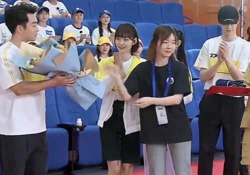 嘉賓|姚譯添為“全勤”人員發(fā)獎(jiǎng)勵(lì)，但他卻忘記了一個(gè)人，嘉賓也未曾記起