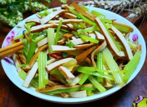 三月少吃大鱼大肉,也别错过这道菜,等于3个鸡蛋,补钙质,孩子长个头