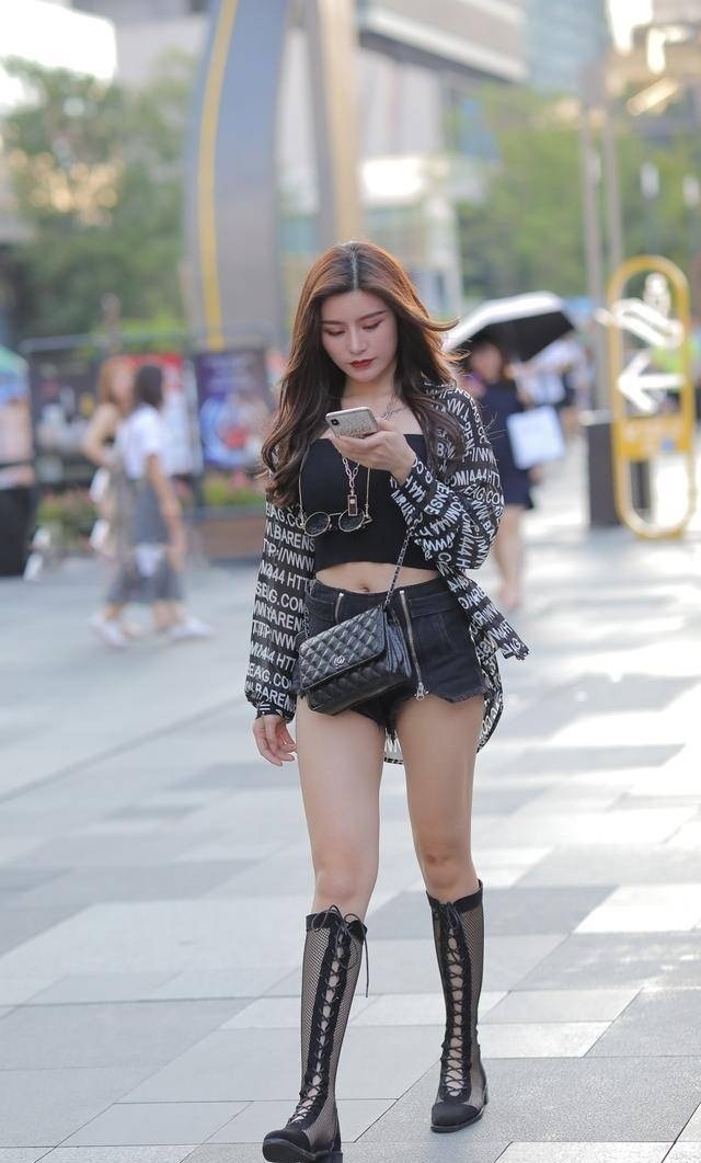 衬衫|黑色牛仔裤搭配衬衫，洋气的穿搭，轻盈时尚又美丽