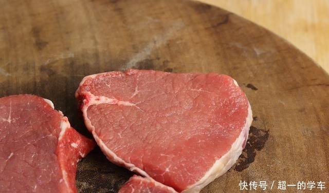 买牛排时，无论什么牌子，只要包装上有“这行字”，都是合成牛排