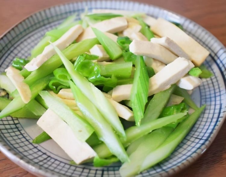 爱美|女性爱美要学会吃三种美食，祛皱抗衰，排毒消脂，清理体内毒素