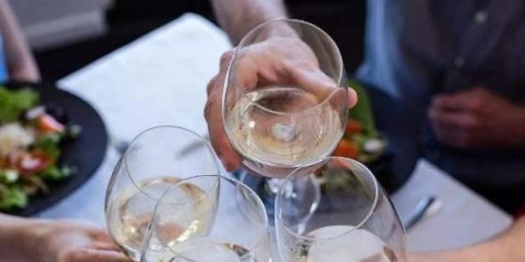 高血压人群|高血压人群能喝酒吗?专家:答案或许跟你想的不太一样!