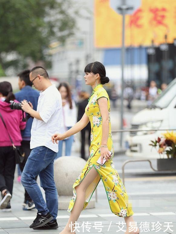 身姿|图二的浅黄色旗袍,开衩设计更显身姿妩媚