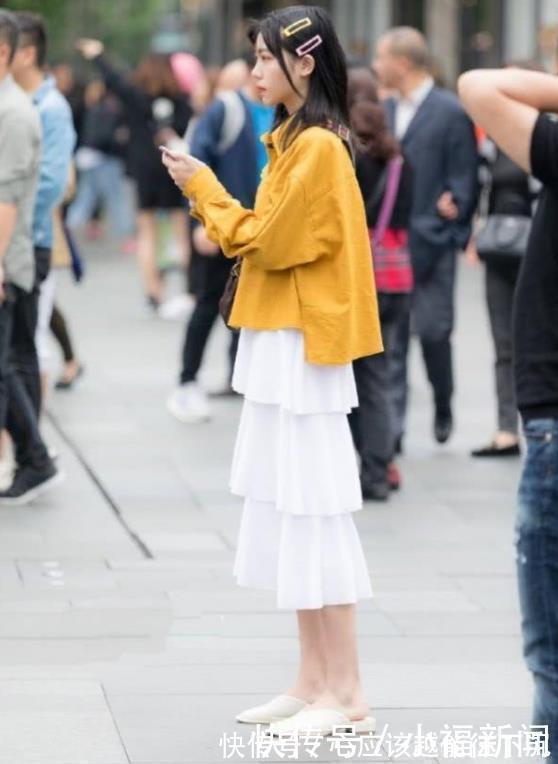 街拍|街拍气质清秀的时尚小姐姐,搭配舒适的休闲衫,时尚大方