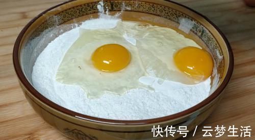 1碗面2个鸡蛋，教你在家自制沙琪玛，简单易学，吃起来香酥绵软