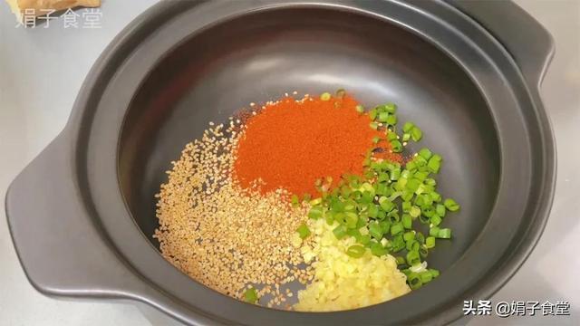 猪肉饺子好吃有窍门,调馅多加这一步,比饺子馆的好吃,又鲜又香