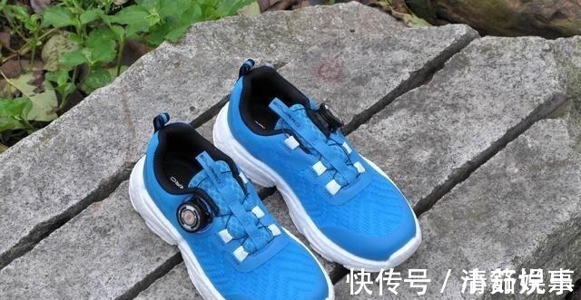 旋钮 这是一双适合中大童的跑鞋,轻弹透气,旋钮系带更方便穿脱!