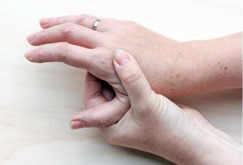 起床|起床时,身体出现3种“表现”,或是中风的前兆,尽快就医才好