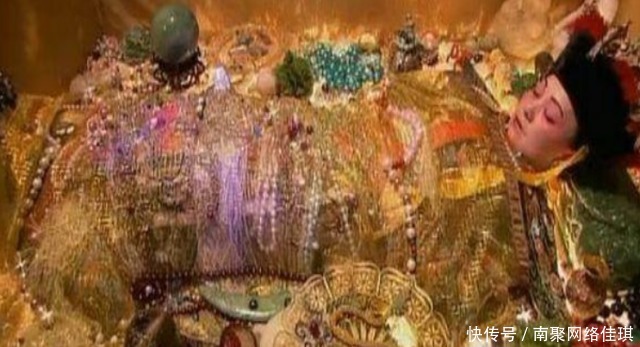 不知|孙殿英盗挖慈禧墓,只拿值钱的,不知真正的无价之宝被扔了