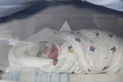 一个，两个，三个！高危产妇顺利产下三胞胎，幸福并蒙圈着，弟兄仨在妈妈肚子里挤在“套二房”