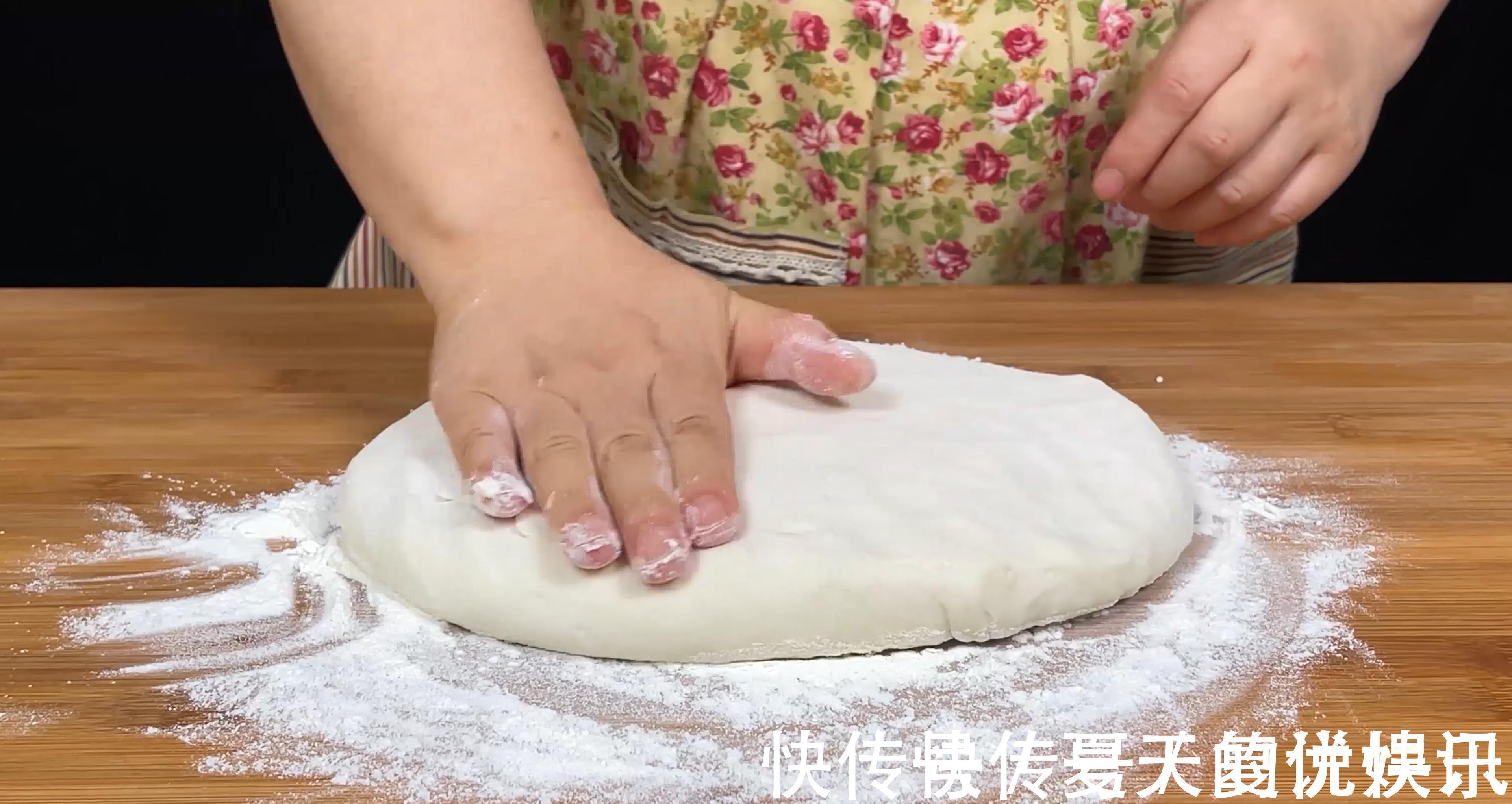 早餐店的葱油饼为什么好吃？原来做法简单，学会就可以摆摊了