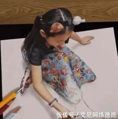 小女孩|小女孩画脚丫,网友们都等着她抬头,看到最后却直呼:被骗了!