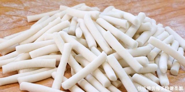 糯米粉这样做真是太香了,开水一烫,香甜酥脆,出锅全家抢着吃!