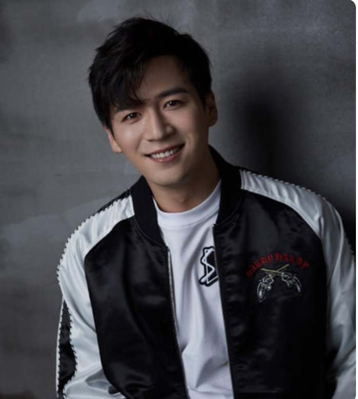 34岁魏千翔恋情疑曝光,与女子约会全程紧牵手,深夜同回家好甜蜜