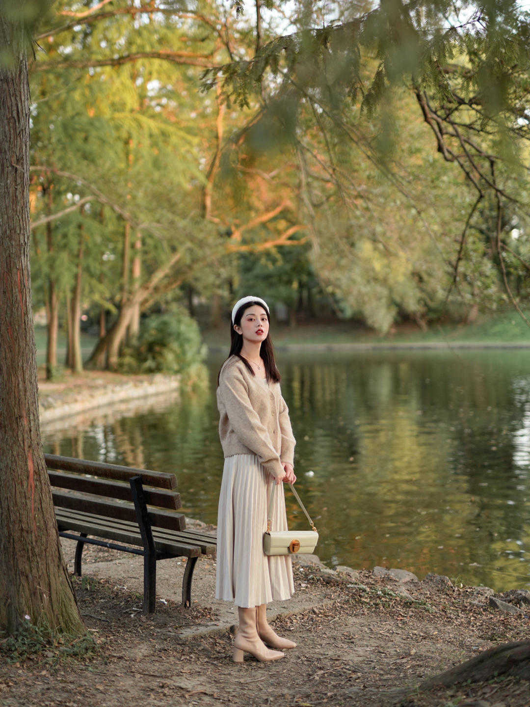 大衣|秋季不要瞎打扮,针织衫搭配百褶裙温柔优雅又保暖,美得高级