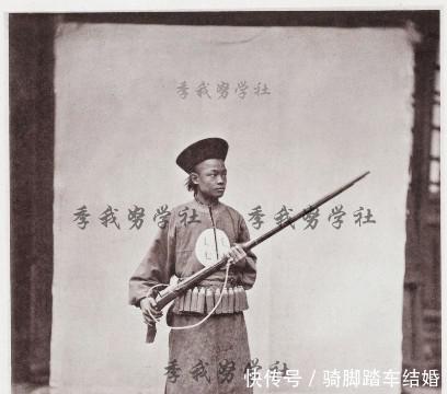 差距|晚清的阶层差距官员在椅上正襟危坐打更人靠在门上快睡着!