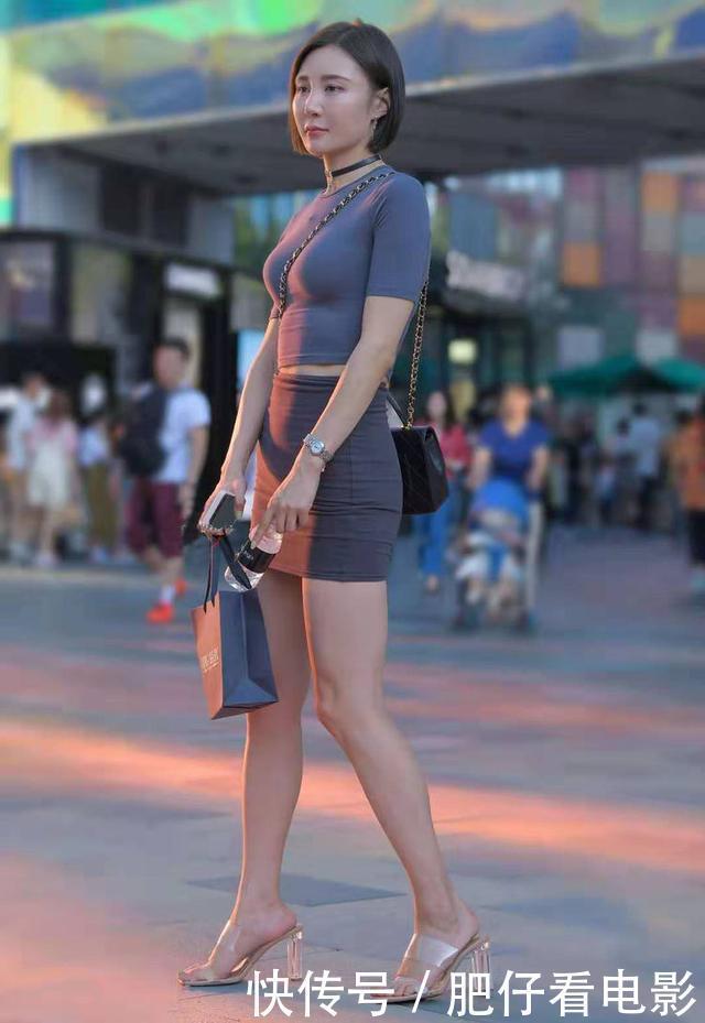 质感|高腰短裙搭配浅蓝色短袖T恤,修身大气,气质感十足