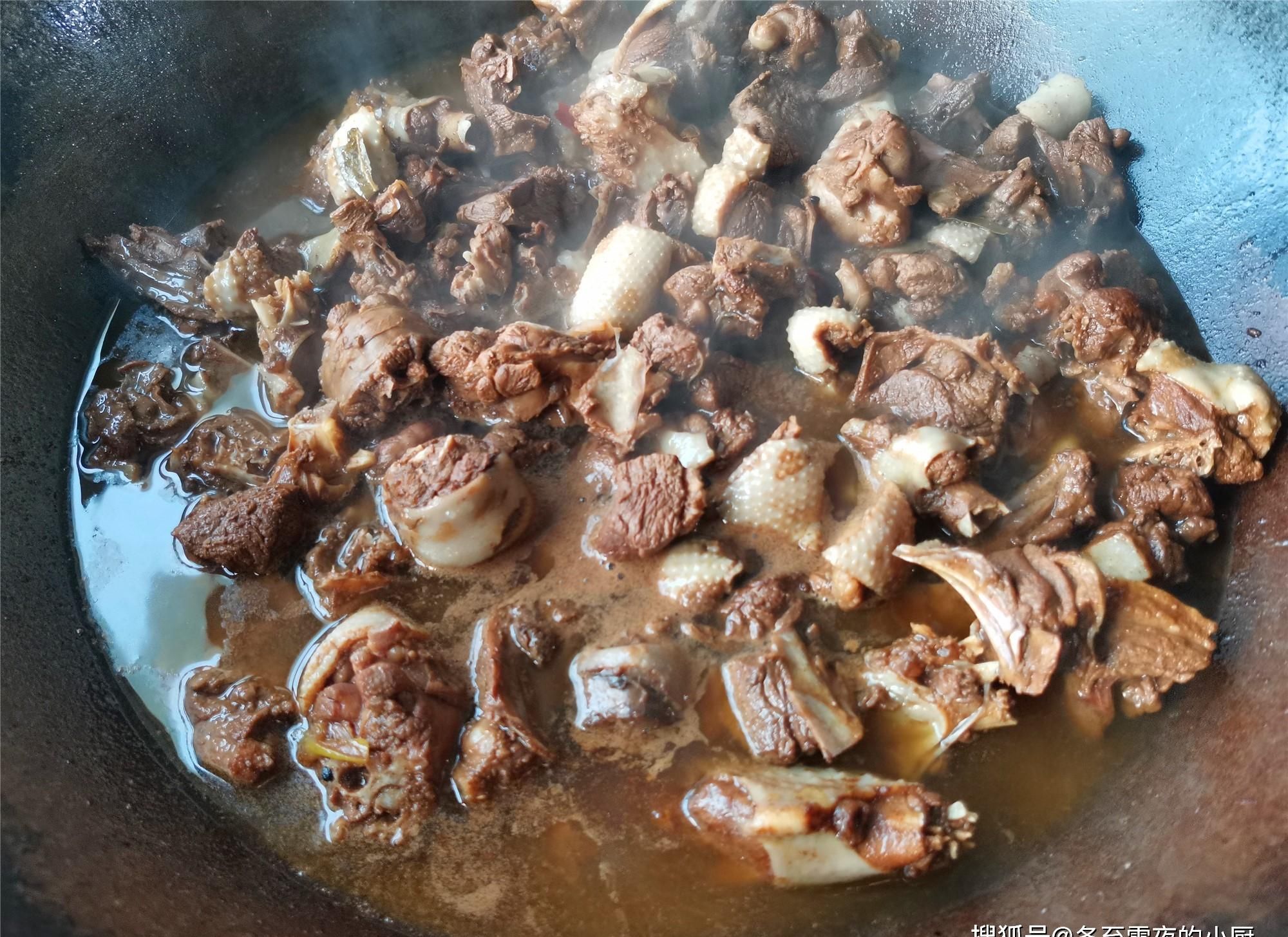  大鹅炖不烂，味道还腥？教你东北农家铁锅炖大鹅，软烂入味还不腥