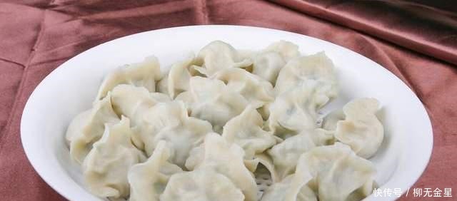  西葫芦别总炒着吃，做馅包成饺子，清口解腻，一口吃两个都不过瘾