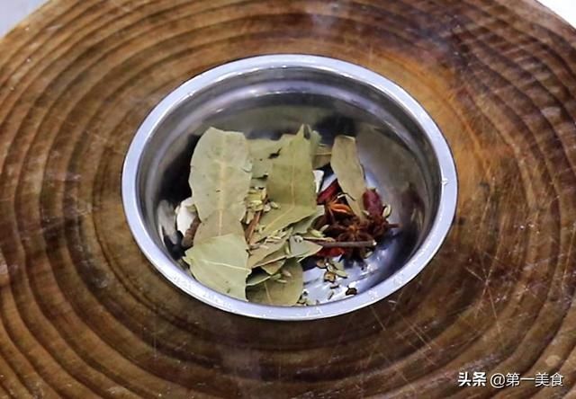 清香|五花肉别再红烧了，试试这道雪梨五花肉，肥而不腻，清香美味