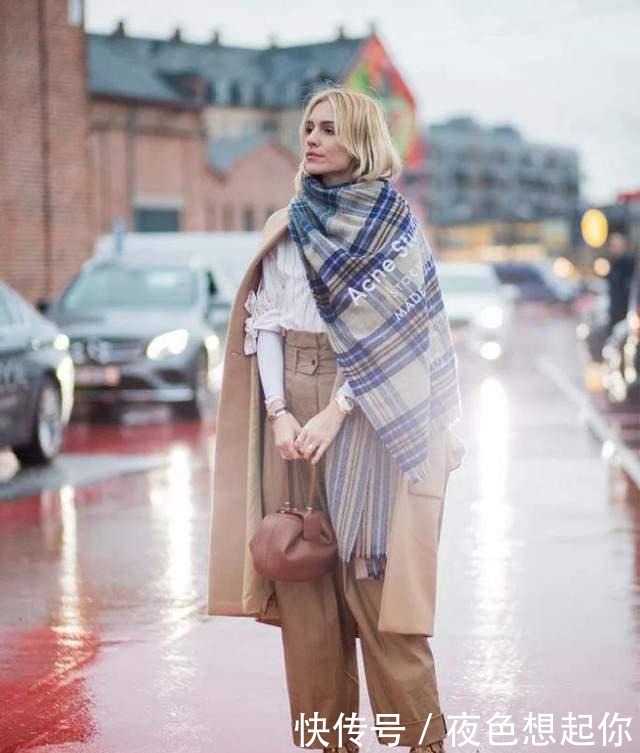 系法|喜欢穿大衣的女人,围巾建议这些“时髦系法”,脸都偷偷小一圈