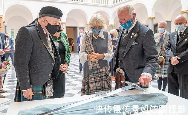 梅根 卡米拉比儿媳凯特还娇俏!穿格纹裙拎着香奈儿亮相,和查尔斯真甜