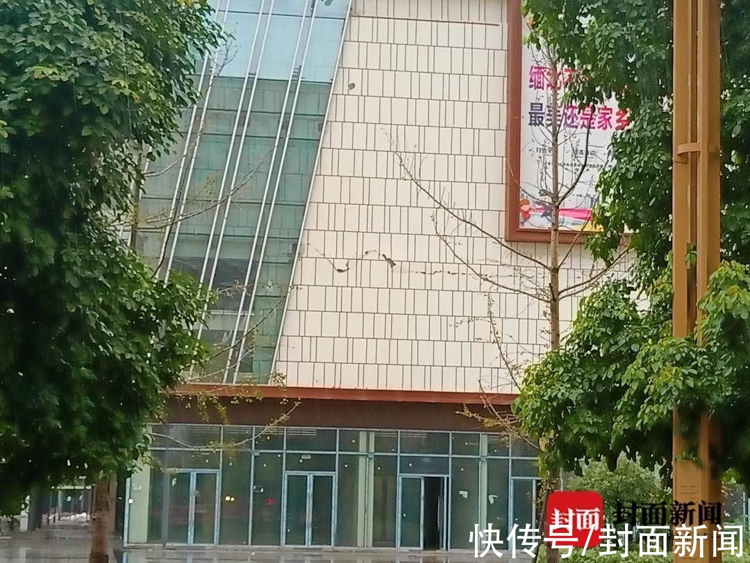 消防员|100名森林消防员抵达泸县福集镇：正抢运贵重物资 清理危险墙体